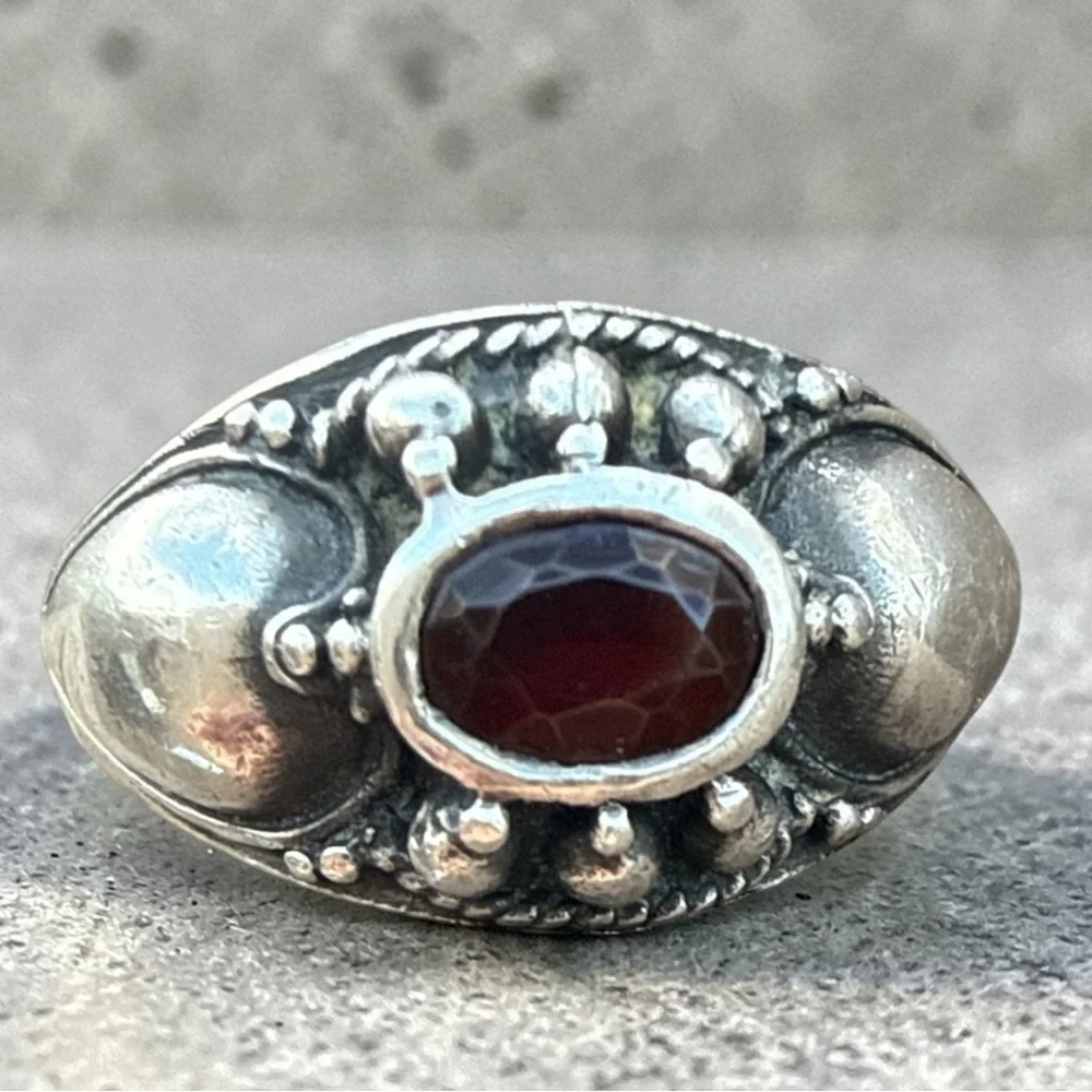 Beautiful Vintage Silver Garnet Statement Ring in Size 8 - Picture 2 of 6